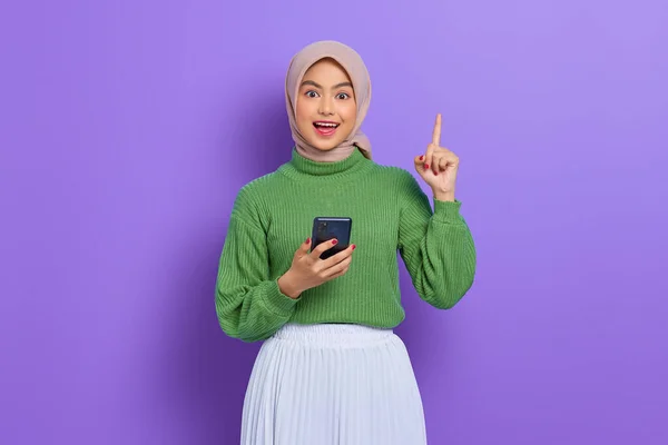 Heyecanlı Yeşil Kazaklı Tesettürlü Tesettürlü Elinde Cep Telefonu Olan Parmağını — Stok fotoğraf