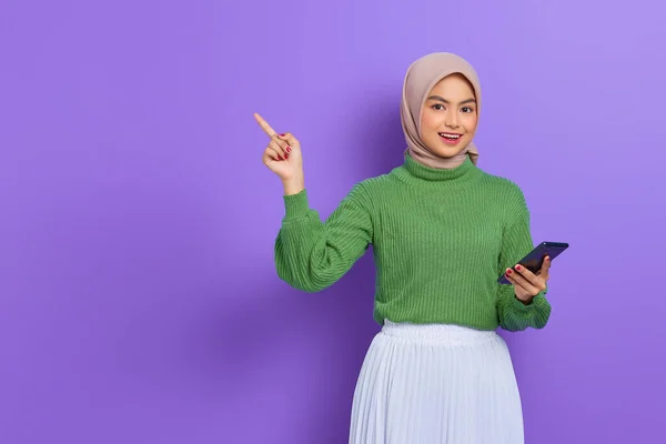Retrato Hermosa Mujer Asiática Sonriente Suéter Verde Hijab Sosteniendo Teléfono —  Fotos de Stock