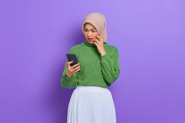 Sorprendida Hermosa Mujer Asiática Suéter Verde Hijab Usando Teléfono Móvil —  Fotos de Stock