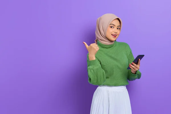 Retrato Hermosa Mujer Asiática Sonriente Suéter Verde Hijab Sosteniendo Teléfono —  Fotos de Stock