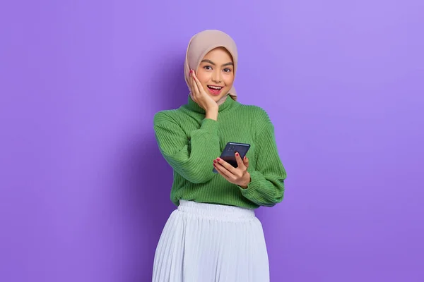 Stupito Allegra Bella Donna Asiatica Maglione Verde Hijab Utilizzando Telefono — Foto Stock