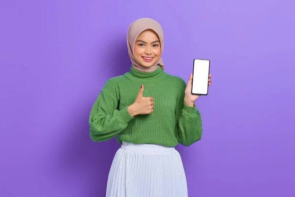 Sonriendo Hermosa Mujer Asiática Suéter Verde Hijab Mostrando Pantalla Blanco —  Fotos de Stock