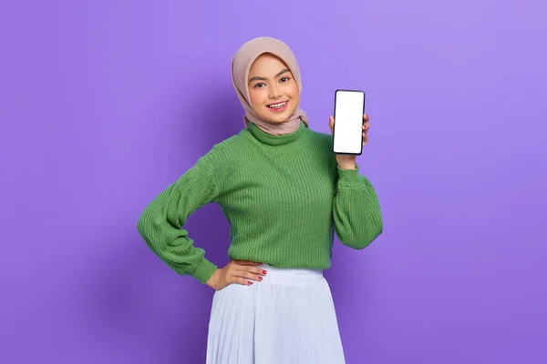 Usmívající Krásná Asijská Žena Zeleném Svetru Hidžáb Ukazující Prázdné Obrazovce — Stock fotografie