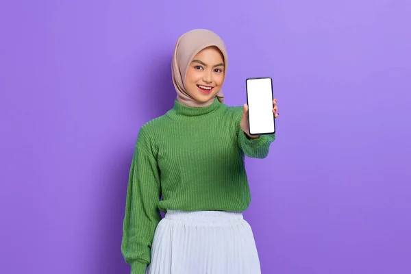 Sonriente Hermosa Mujer Asiática Suéter Verde Hijab Mostrando Pantalla Blanco —  Fotos de Stock