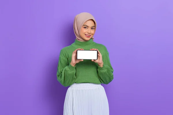 Sorridente Bella Donna Asiatica Maglione Verde Hijab Mostrando Schermo Bianco — Foto Stock