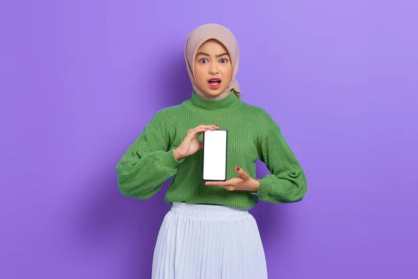 Emocionado Hermosa Mujer Asiática Suéter Verde Hijab Mostrando Pantalla Blanco —  Fotos de Stock