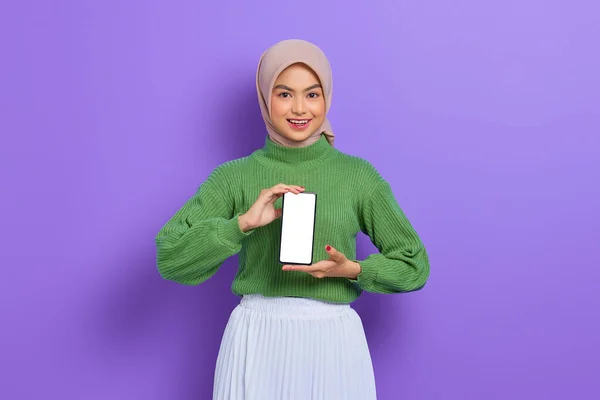 Sorridente Bella Donna Asiatica Maglione Verde Hijab Mostrando Schermo Bianco — Foto Stock