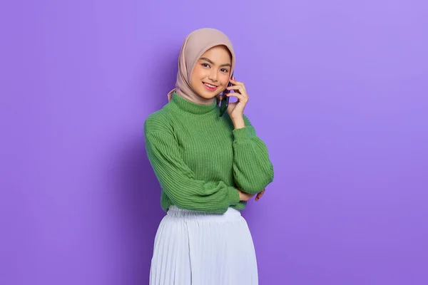 Portrait Smiling Beautiful Asian Woman Green Sweater Hijab Talking Mobile — Stock Photo, Image