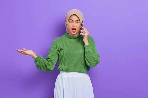 Impresionado Hermosa Mujer Asiática Suéter Verde Hijab Hablando Teléfono Móvil —  Fotos de Stock