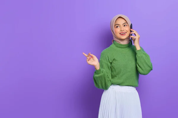 Alegre Hermosa Mujer Asiática Suéter Verde Hijab Hablando Teléfono Móvil —  Fotos de Stock