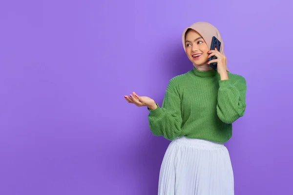 Alegre Hermosa Mujer Asiática Suéter Verde Hijab Hablando Teléfono Móvil —  Fotos de Stock