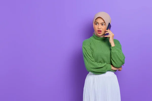 Потрясена Красивая Азиатка Зеленом Свитере Хиджабе Разговаривает Мобильному Телефону Глядя — стоковое фото