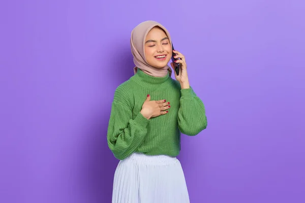 Portrait Smiling Beautiful Asian Woman Green Sweater Hijab Talking Mobile — Stock Photo, Image
