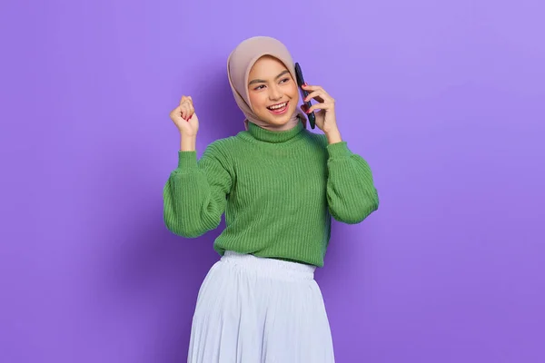Neşeli Yeşil Kazaklı Güzel Asyalı Kadın Cep Telefonuyla Konuşurken Mor — Stok fotoğraf