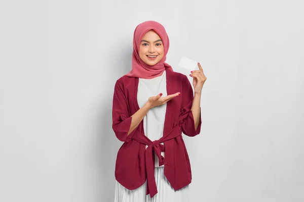 Sorrindo Bela Mulher Asiática Camisa Casual Hijab Mostrando Cartão Crédito — Fotografia de Stock
