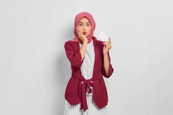 Chocado Bela Mulher Asiática Camisa Casual Hijab Tocando Rosto Bochecha — Fotografia de Stock