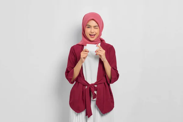 Wesoła Piękna Azjatka Luźnej Koszuli Hidżabie Trzymająca Kartę Kredytową Białym — Zdjęcie stockowe