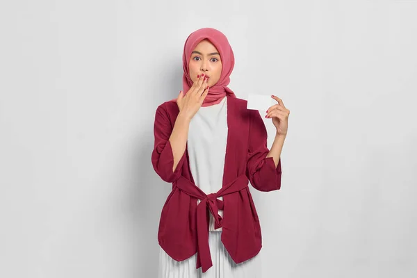 Impresionada Hermosa Mujer Asiática Con Camisa Casual Hijab Sosteniendo Una —  Fotos de Stock