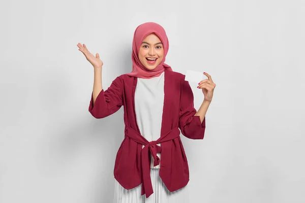 Excitada Bela Mulher Asiática Camisa Casual Hijab Segurando Cartão Crédito — Fotografia de Stock