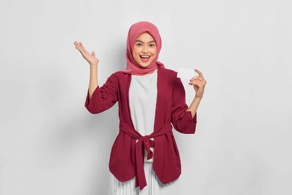 Eccitato Bella Donna Asiatica Camicia Casual Hijab Possesso Una Carta — Foto Stock