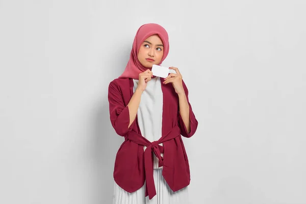 Pensiva Bella Donna Asiatica Camicia Casual Hijab Possesso Una Carta — Foto Stock