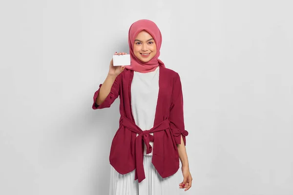 白地に隔離されたクレジットカードを示すカジュアルシャツとヒジャーブの陽気な美しいアジアの女性 人々の宗教生活の概念 — ストック写真