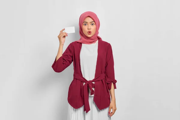 Impresionado Hermosa Mujer Asiática Camisa Casual Hijab Celebración Tarjeta Crédito —  Fotos de Stock