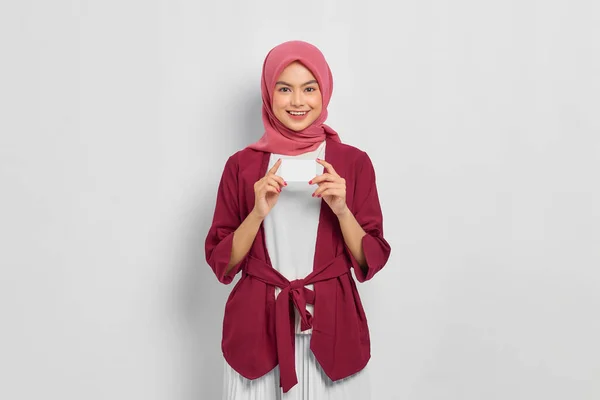 Allegro Bella Donna Asiatica Camicia Casual Hijab Mostrando Carta Credito — Foto Stock