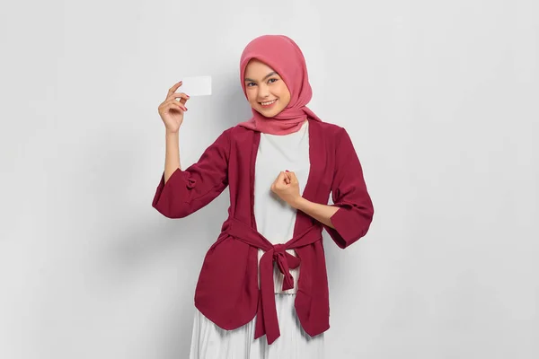 Eccitato Bella Donna Asiatica Camicia Casual Hijab Mostrando Carta Credito — Foto Stock