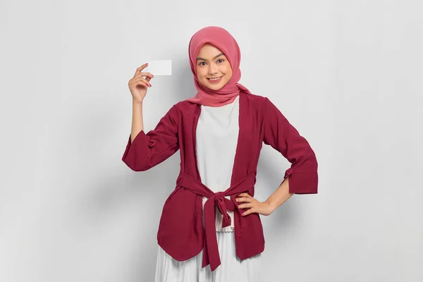 Sonriente Hermosa Mujer Asiática Camisa Casual Hijab Mostrando Tarjeta Crédito —  Fotos de Stock