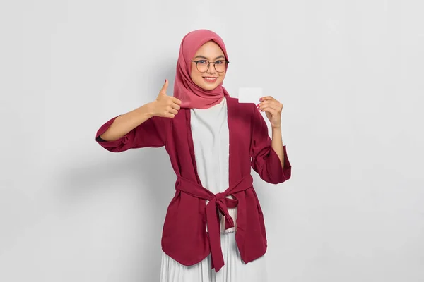 Sonriendo Hermosa Mujer Asiática Una Camisa Casual Hijab Mostrando Tarjeta —  Fotos de Stock