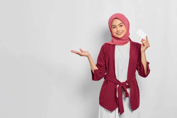 Allegro Bella Donna Asiatica Una Camicia Casual Hijab Mostrando Carta — Foto Stock