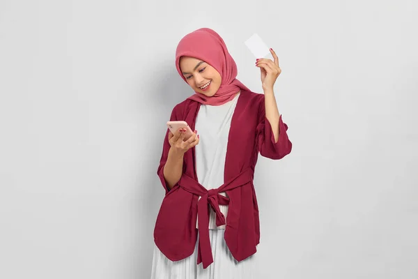 Sonriendo Hermosa Mujer Asiática Camisa Casual Hijab Sosteniendo Teléfono Móvil —  Fotos de Stock