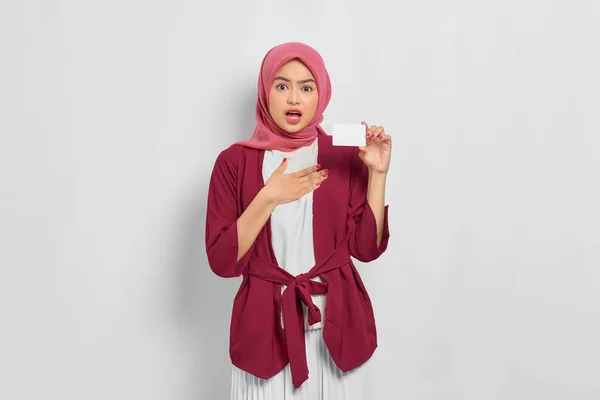 白い背景に孤立したクレジットカードを示すカジュアルなシャツとヒジャーブで美しいアジアの女性をショックを受けました 人々の宗教生活の概念 — ストック写真