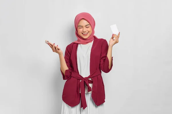 Uśmiechnięta Piękna Azjatka Luźnej Koszuli Hidżabie Trzymająca Telefon Komórkowy Pokazująca — Zdjęcie stockowe