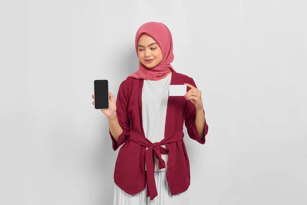 Wesoła Piękna Azjatka Luźnej Koszuli Hidżabie Pokazująca Pusty Ekran Telefonu — Zdjęcie stockowe