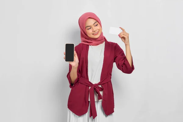 Veselá Krásná Asijská Žena Ležérní Košili Hidžáb Ukazuje Prázdné Obrazovky — Stock fotografie