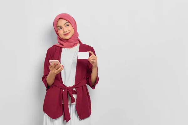 Die Hübsche Asiatin Lässigem Hemd Und Hijab Hält Ein Mobiltelefon — Stockfoto