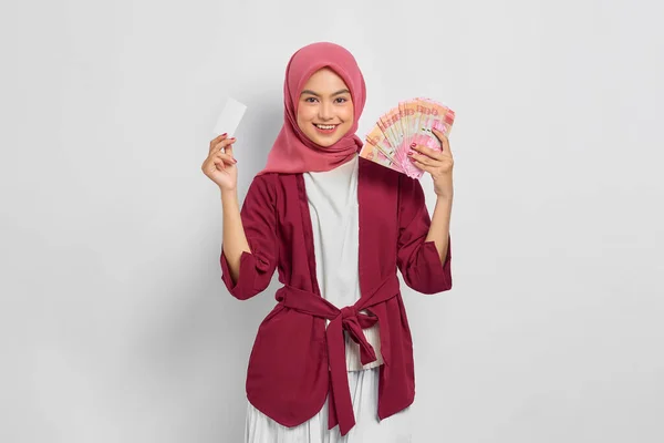 Mulher Asiática Bonita Alegre Uma Camisa Casual Hijab Segurando Notas — Fotografia de Stock