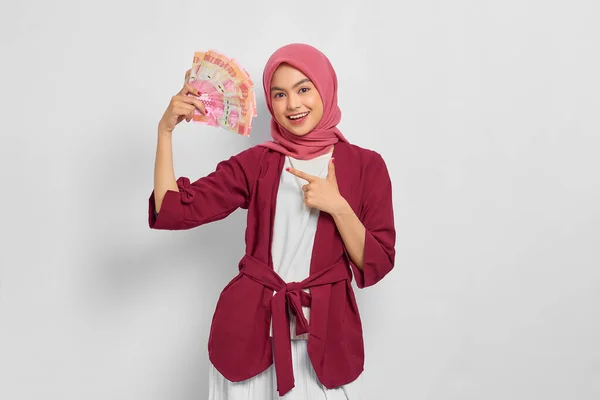 Wesoła Piękna Azjatka Luźnej Koszuli Hidżabie Pokazująca Indonezyjskie Banknoty Rupii — Zdjęcie stockowe