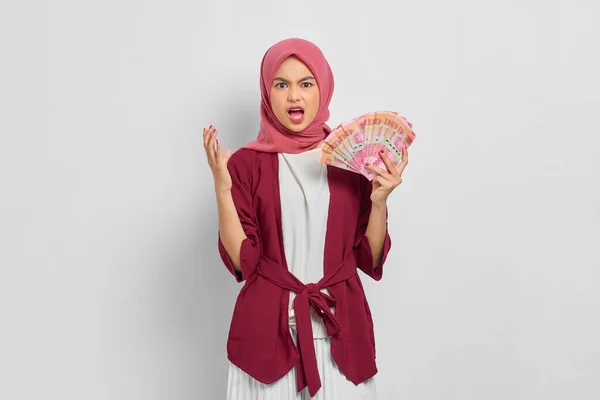Zszokowana Piękna Azjatka Luźnej Koszuli Hidżabskiej Koszuli Ukazującej Indonezyjskie Banknoty — Zdjęcie stockowe