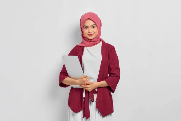 Portret Uśmiechniętej Pięknej Azjatki Luźnej Koszuli Hidżabie Trzymającej Laptopa Patrzącej — Zdjęcie stockowe