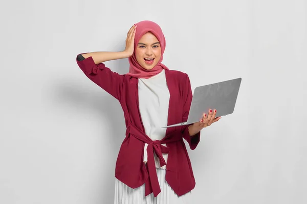 Mulher Asiática Bonita Alegre Camisa Casual Hijab Que Prende Computador — Fotografia de Stock