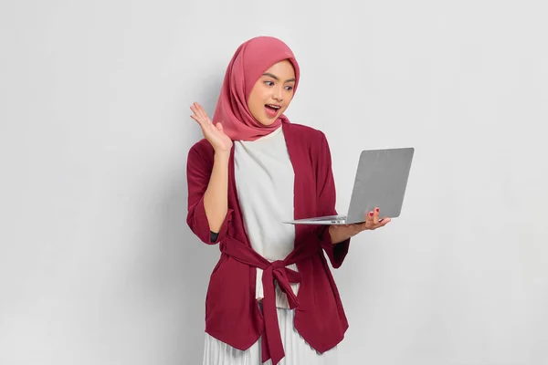 Alegre Hermosa Mujer Asiática Camisa Casual Hijab Usando Ordenador Portátil —  Fotos de Stock