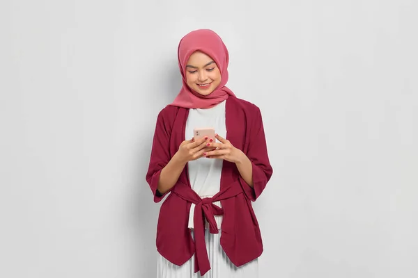 Porträt Einer Lächelnden Schönen Asiatin Lässigem Hemd Und Hijab Die — Stockfoto