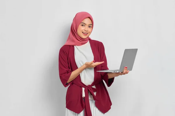 Mulher Asiática Bonita Alegre Camisa Casual Hijab Mostrando Laptop Oferecer — Fotografia de Stock