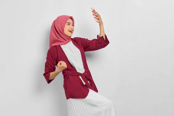 Mulher Asiática Bonita Alegre Camisa Casual Hijab Usando Telefone Celular — Fotografia de Stock