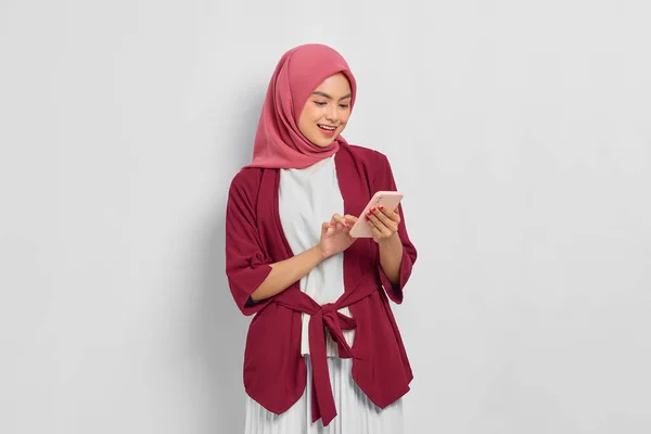 Portret Uśmiechniętej Pięknej Azjatki Luźnej Koszuli Hidżabie Pomocą Telefonu Komórkowego — Zdjęcie stockowe