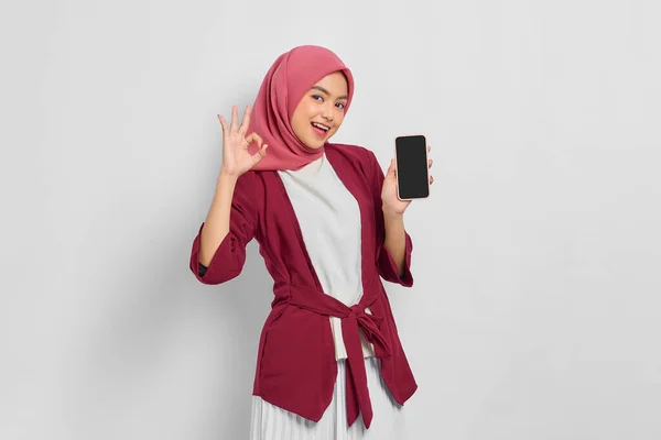 Joyeux Belle Femme Asiatique Chemise Décontractée Hijab Tenant Écran Téléphone — Photo