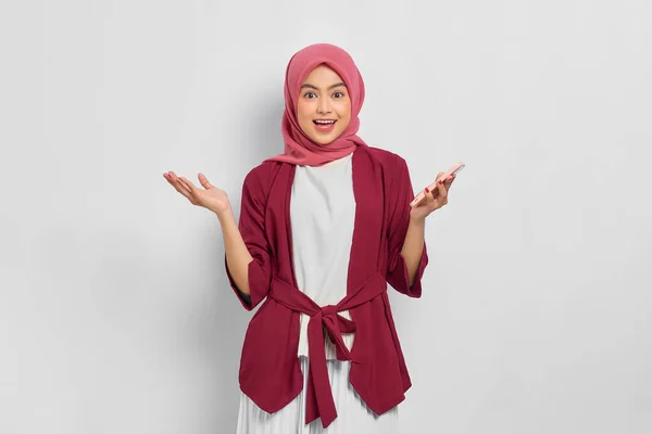 Возбужденная Красивая Азиатка Повседневной Рубашке Хиджабе Помощью Мобильного Телефона Получила — стоковое фото